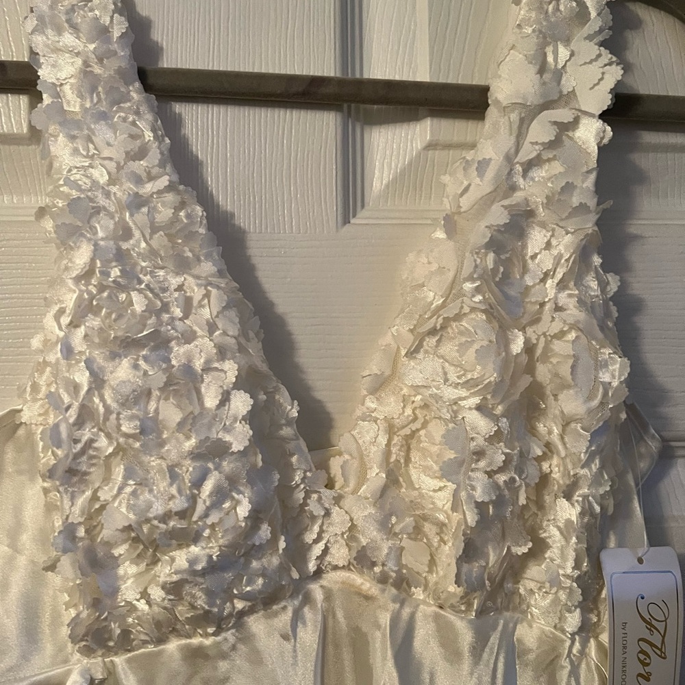 White polyester NWT FLORA by Flora Nikrooz